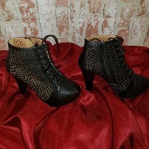 Heeled Black zip/lace size 7